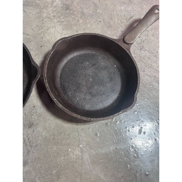 Set of Three Cast Iron Skillets Frying Pans Round Shape - Picture 4 of 7